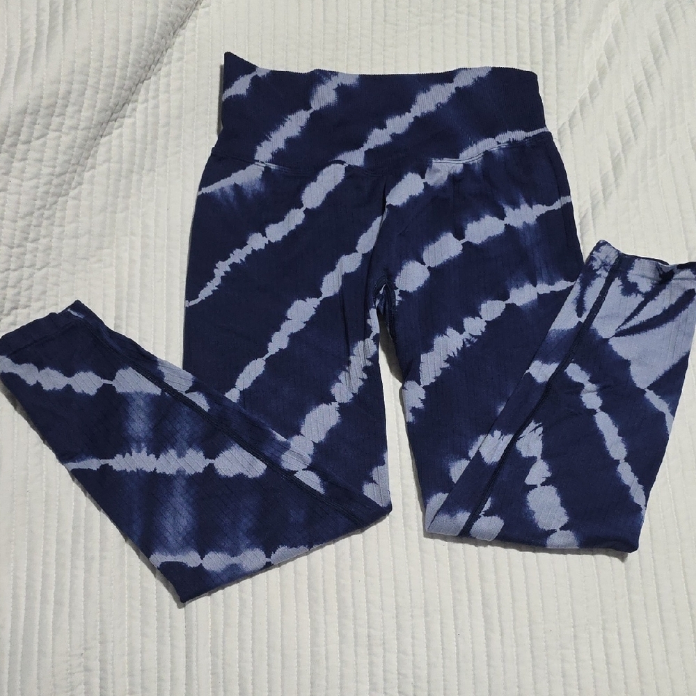 PINK Victoria's Secret Blue and White Tie-Dye Leggings